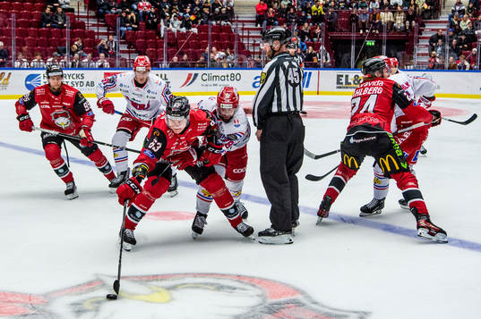 Malmö Redhawks Fredrik Händemark mot Timrås Robin Hanzl