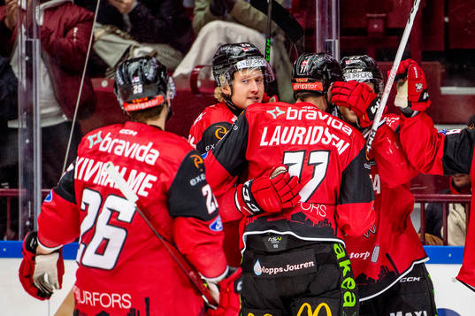 Malmö Redhawks Thomas Berg Paulsen jublar med lagkamraterna