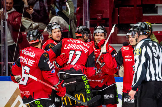 Malmö Redhawks Thomas Berg Paulsen jublar med lagkamraterna