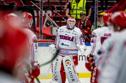 Timrås målvakt Tim Juel jublar med lagkamraterna