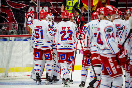Timrås målvakt Tim Juel jublar med lagkamraterna