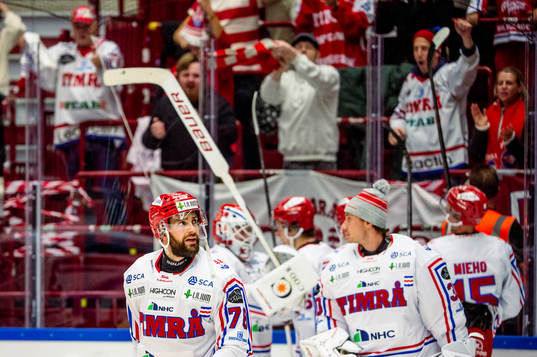 Timrås Robin Hanzl jublar med lagkamraterna och publiken