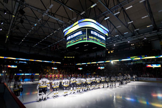 En tyst minut för att hedra de två svenskar som sköts