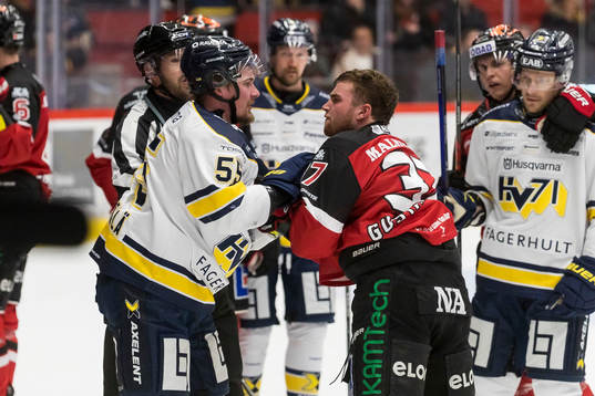 Bråk mellan HV71s Mikael Seppälä och Örebros Glenn