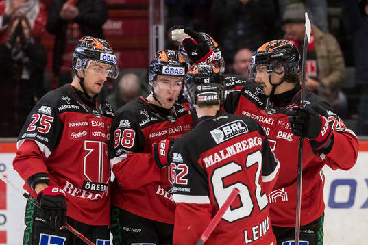 Örebros Jonathan Lekkerimäki jublar med Hannes