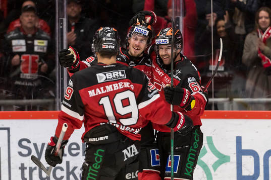 Örebros Ludvig Larsson jublar med Emil Larsson och Axel