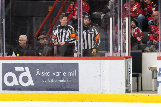 Domarna Tobias Björk och Marcus Linde godkänner mål 5-2