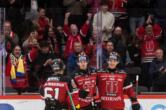 Örebros Emil Larsson, Robert Leino och Axel Sundberg jublar