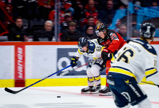HV71s Olle Strandell och Örebros Milton Oscarson