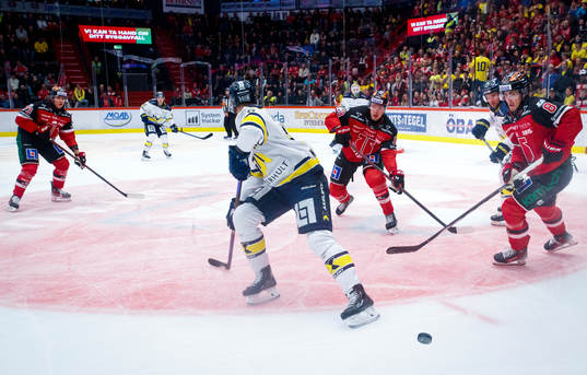 HV71s Joonas Nättinen och Örebros Oliver Eklind,