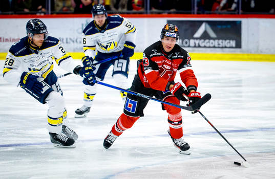 HV71s Joonas Nättinen och Örebros Oliver Eklind