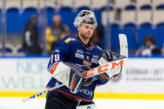 Växjös målvakt Adam Åhman jublar
