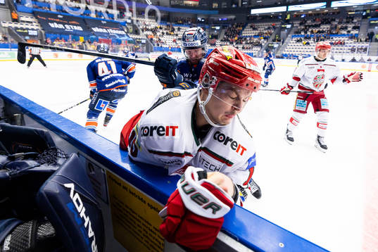 Växjös Martin Lundberg tacklar MoDos Sampo Ranta