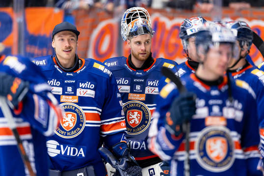 Växjös målvakt Emil Larmi och målvakt Adam Åhman jublar