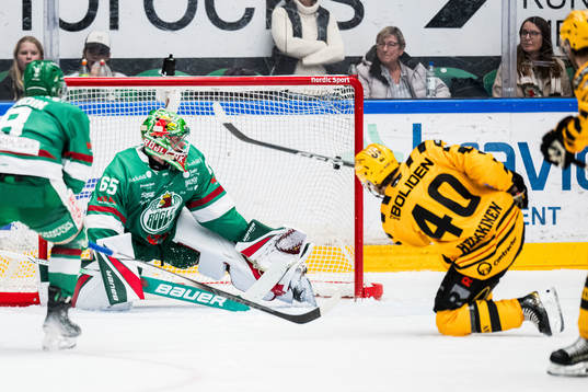Skellefteås Anton Heikkinen gör 3-5 på Rögles målvakt