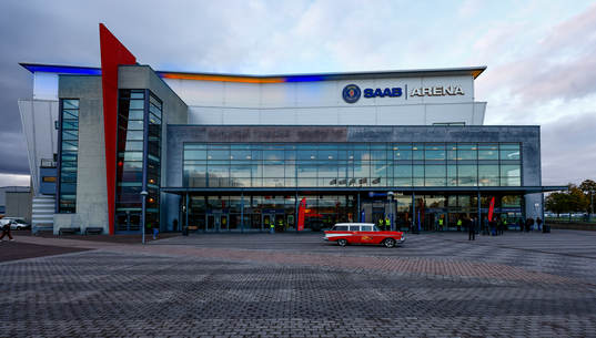 SAAB Arena med Sveriges färger blågul belysning