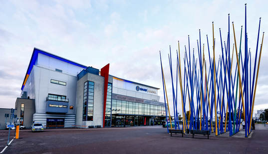 SAAB Arena med Sveriges färger blågul belysning