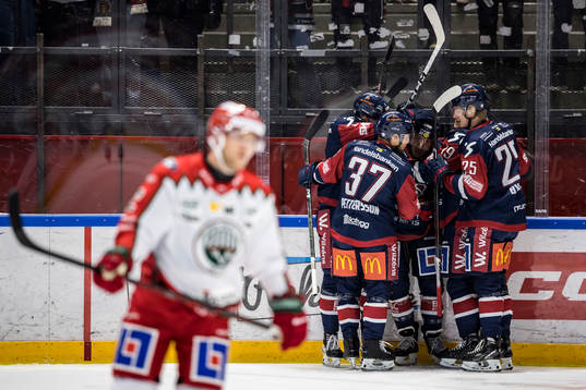 Linköpings Broc Little jublar med lagkamrater