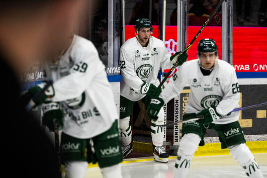 Färjestads Per Åslund åker in på isen
