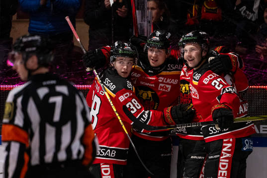 Luleås Jonas Berglund jublar med Olli Nikupeteri och