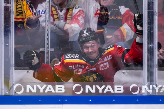 Luleås Oskari Laaksonen reagerar