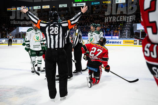 Luleås Oskari Laaksonen har ont