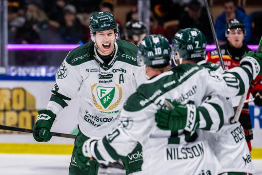 Färjestads Victor Ejdsell jublar med målskytten till 1-1