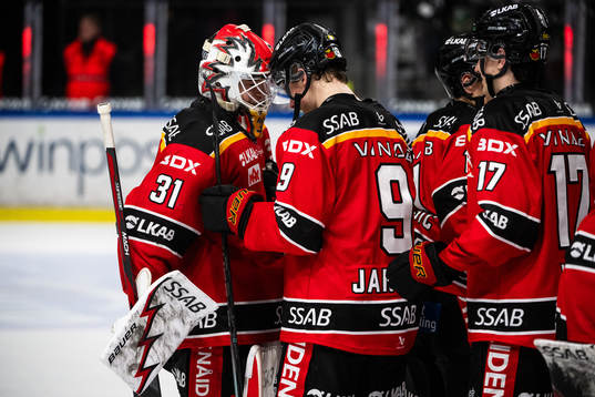Luleås målvakt Matteus Ward och Ludvig Jansson jublar