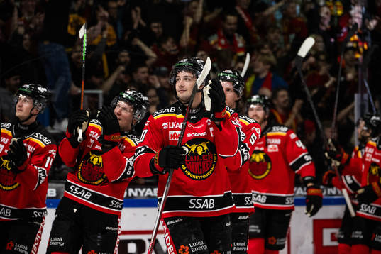 Luleås David Lilja jublar med lagkamrater