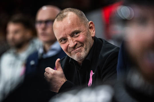 Luleås tränare Thomas Berglund ler och gör tummen upp