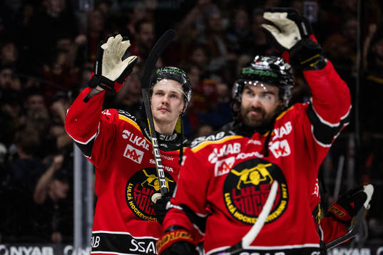 Luleås Oskari Laaksonen och Jack Connolly jublar