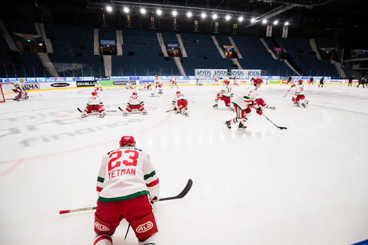 Moras Chad Yetman med lagkamrater
