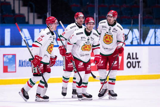 Moras Andre Dahlqvist jublar med lagkamrater