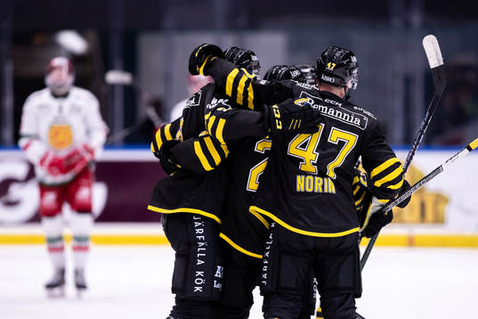AIKs Mathew Maione jublar med lagkamrater