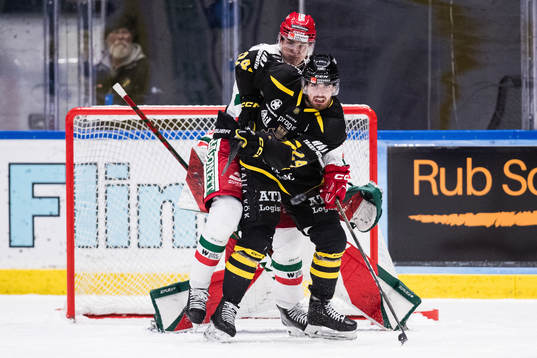 AIKs Arvid Degerstedt stör framför mål