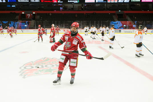 Modos Emma Seitz innan ishockeymatchen i SDHL mellan Modo