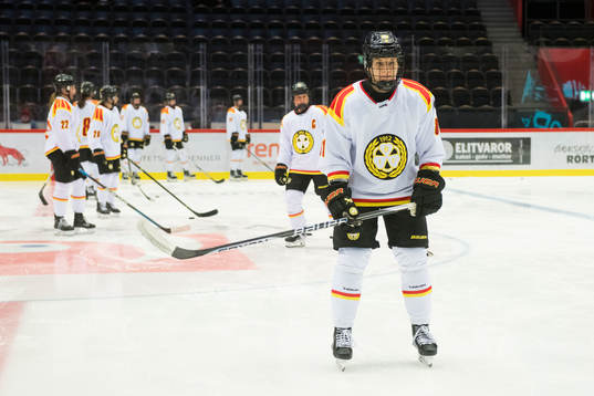 Brynäs Noemi Neubauerova innan ishockeymatchen i SDHL