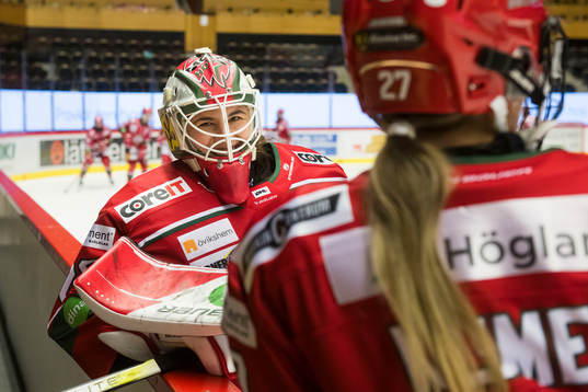 Modos målvakt Andrea Brändli innan ishockeymatchen i SDHL