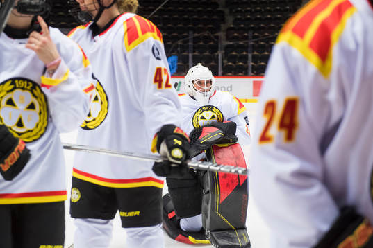 Brynäs målvakt Amanda Johansson deppar