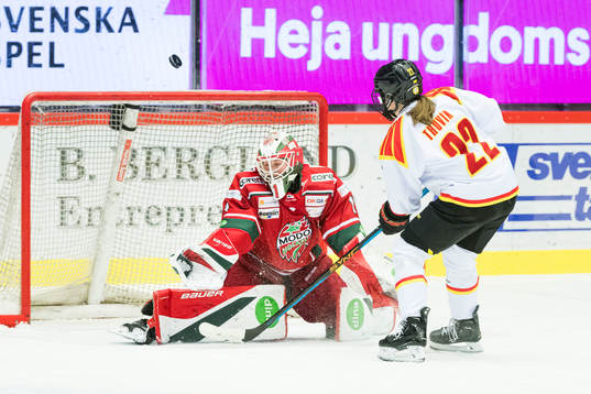 Modos målvakt Lisa Jönsson och Brynäs Hanna Thuvik