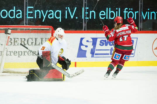 Brynäs målvakt Amanda Johansson och Modos Adela