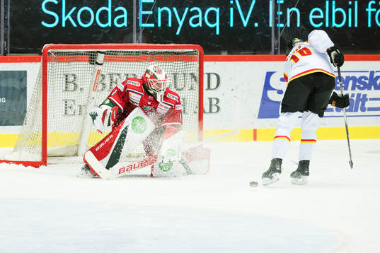 Modos målvakt Lisa Jönsson och Brynäs Jenniina Nylund