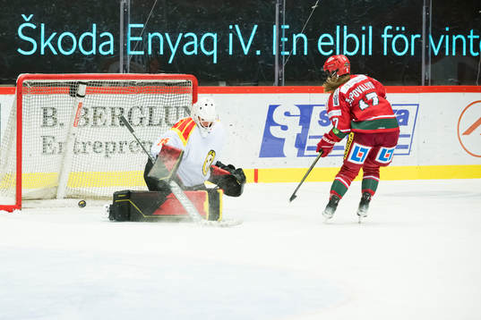 Brynäs målvakt Amanda Johansson och Modos Adela