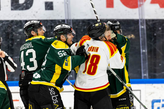 Östersunds Fredric Jansson i  kamp med Brynäs Anton Rödin