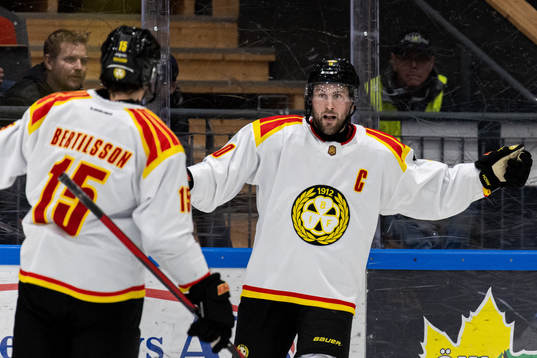 Brynäs Johan Larsson och Simon Bertilsson jublar