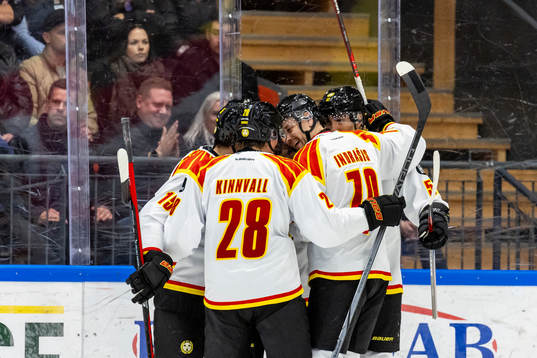Brynäs Tyler Kelleherjublar med lagkamrater