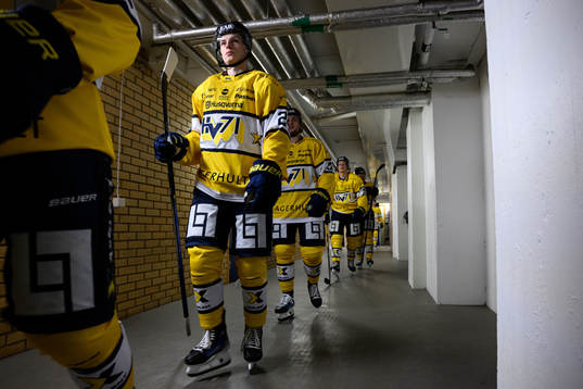 HV71s Oscar Fisker Molgaard innan ishockeymatchen i SHL