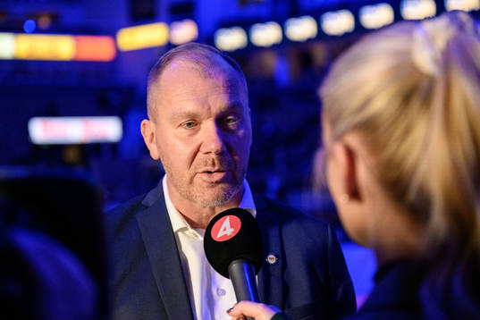 HV71s klubbdirektör Johan Lindbom blir intervjuad innan