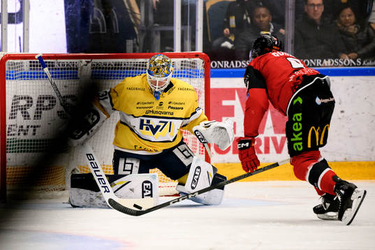 HV71s målvakt Joni Ortio och Malmö Redhawks Alan Quine