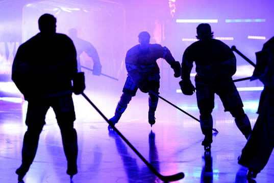 HV71s spelare åker in på isen innan ishockeymatchen i SHL